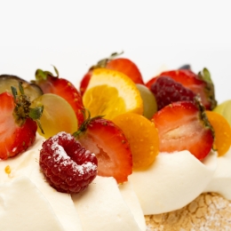 Ruladă de bezea cu cremă de vanilie, căpșuni și zmeură 250g