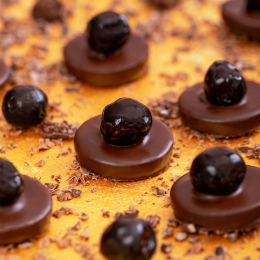 Praline din ciocolată amăruie cu cireșe negre 142g