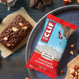 Baton cu ovăz, migdale și ciocolată Chocolate Almond Fudge 68g