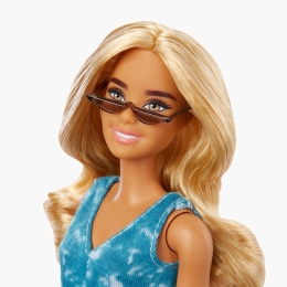 Păpușă Fashionista blondă cu ținută casual albastră și ochelari de soare