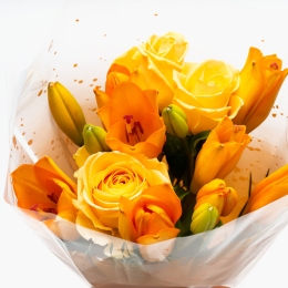 Buchet de flori Mix Soft Gold, trandafiri și crini, diverse culori