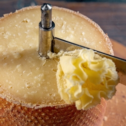 Brânză maturată Aysa 800g + feliator inclus