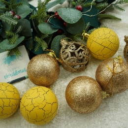 Set 12 ornamente de brad, tip glob, auriu/galben